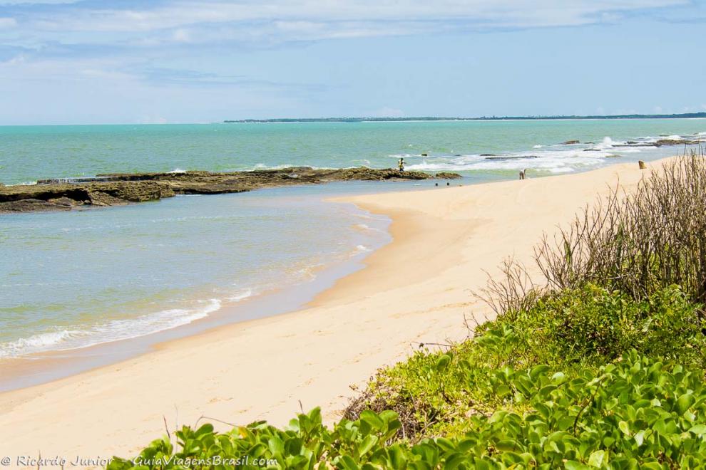 Imagem de turistas nos corais da Praia de Caraiva.